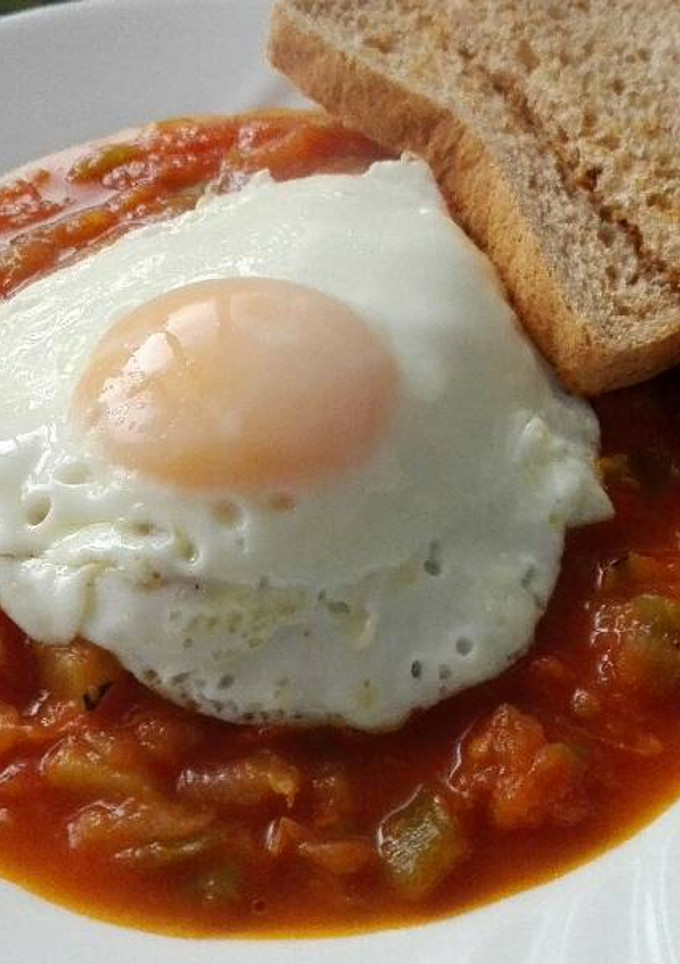 Una foto de Pisto de verduras con huevo