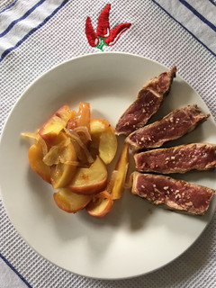 Una foto de Entrecot de buey con manzanas y cebolla