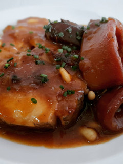 Una foto de Merluza y calamares en salsa de ceps