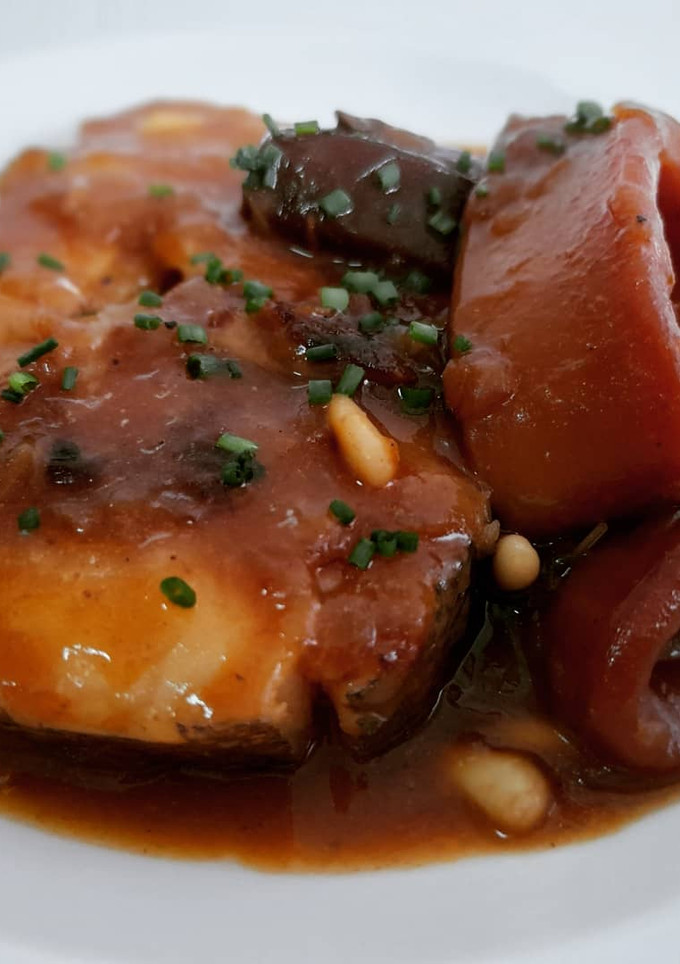 Una foto de Merluza y calamares en salsa de ceps