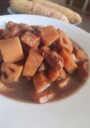 Hình của món Củ sen kho thịt.
