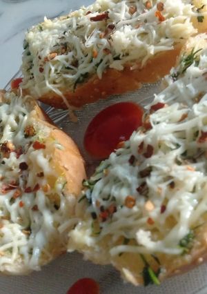 ગાર્લિક બ્રેડ (Garlic Bread Recipe in Gujarati) રેસીપી મુખ્ય ફોટો