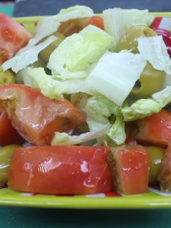 Una foto de Ensaladita de lechuga, tomate y aceitunas