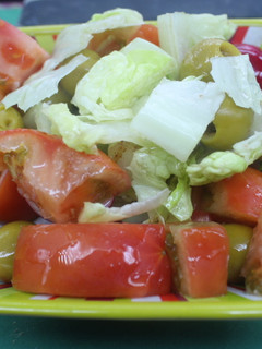 Una foto de Ensaladita de lechuga, tomate y aceitunas