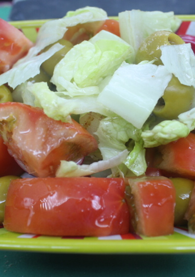 Una foto de Ensaladita de lechuga, tomate y aceitunas