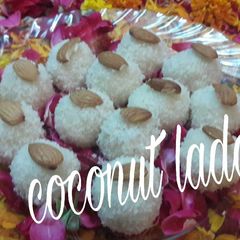 A picture of Instant coconut ladoo.
