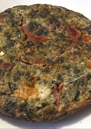 Una foto de Tortilla de espinaca, tomate y queso fit