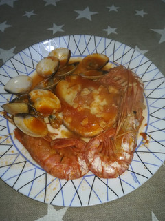 Una foto de Merluza a la sidra con gambas y almejas
