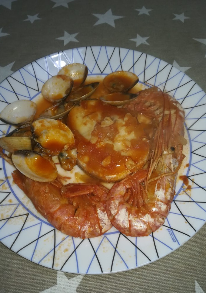 Una foto de Merluza a la sidra con gambas y almejas