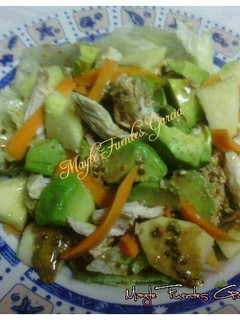 Una foto de Ensalada de pollo con aderezo de mostaza antigua y soja