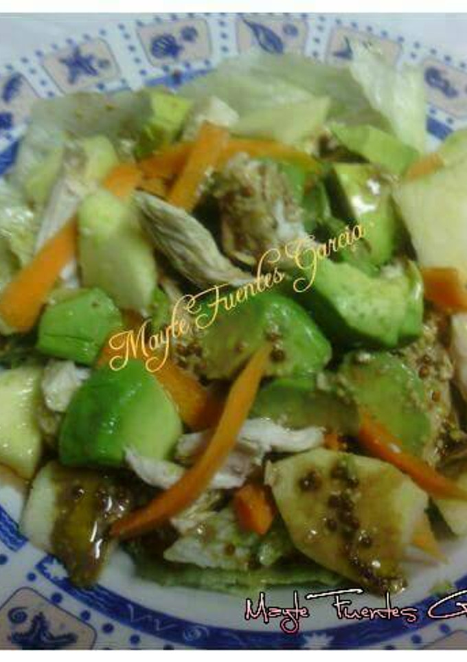 Una foto de Ensalada de pollo con aderezo de mostaza antigua y soja