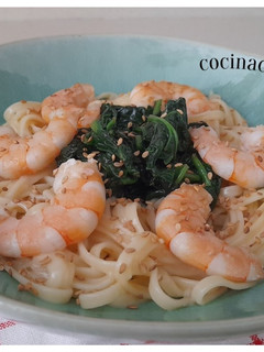 Una foto de Espaguetis con gambas y espinacas