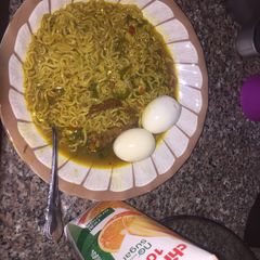 A picture of Indomie wiv chicken.