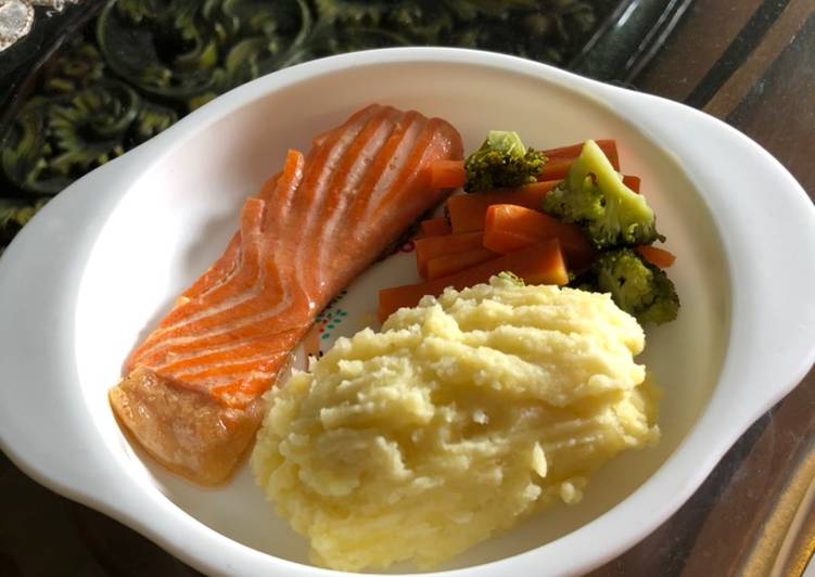 Grilled salmon and mashed potato with salad