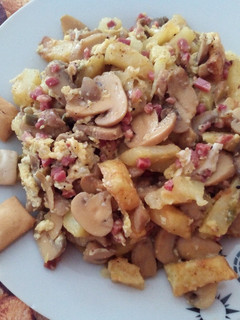 Una foto de Revuelto de patatas y champiñones
