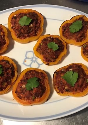 Une photo de Médaillons de poivrons orange farcis betteraves,ail des ours et oignon nouveau