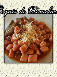 Una foto de Ñoquis de Remolacha con carne🍽