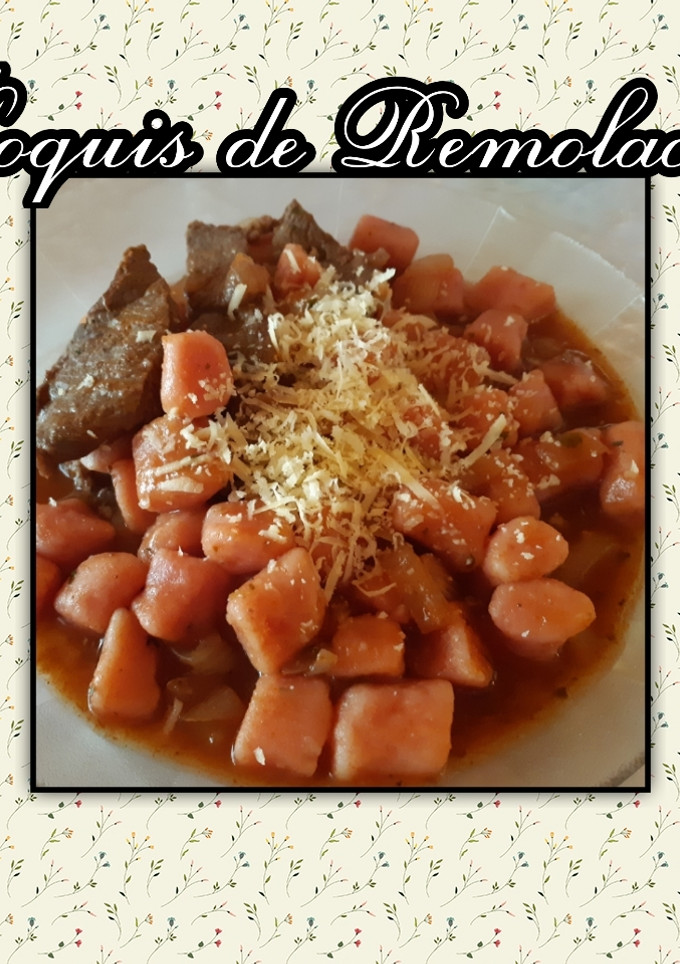 Una foto de Ñoquis de Remolacha con carne🍽