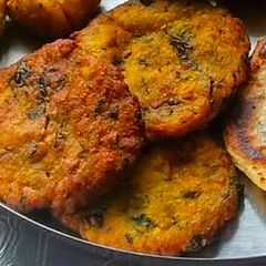A picture of Bajra methi puri.