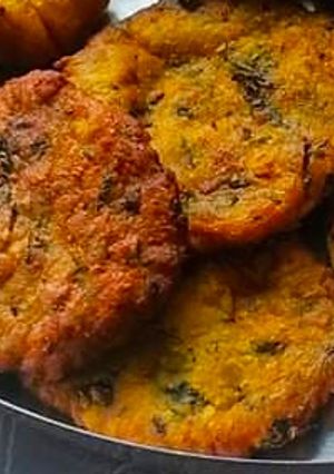 A picture of Bajra methi puri.