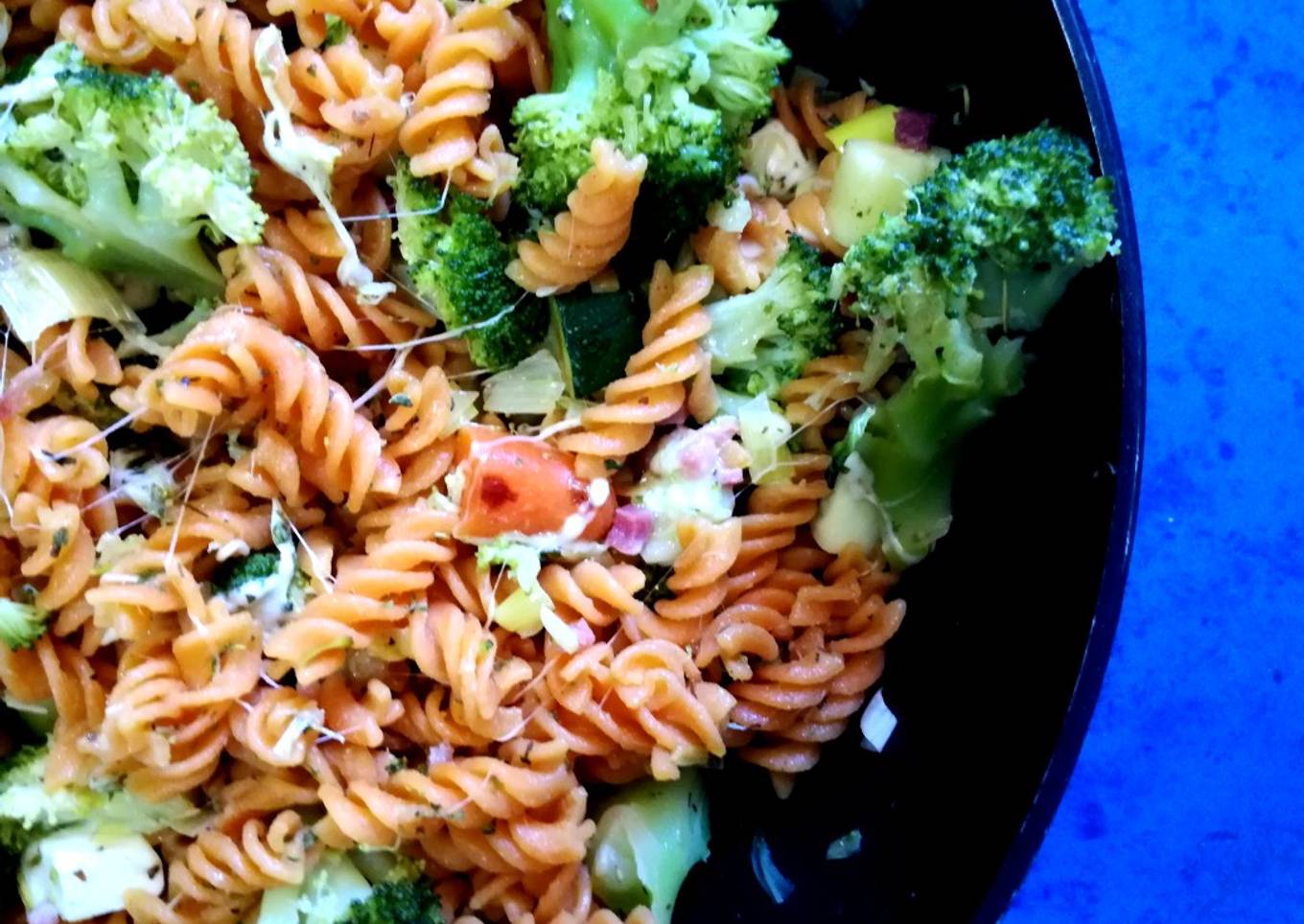 Ensalada de pasta caliente con espirales de lentejas rojas