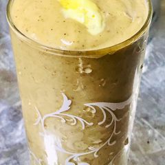A picture of Oats and mango smoothie.