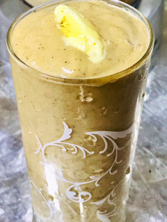 A picture of Oats and mango smoothie.