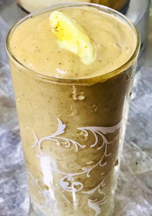 A picture of Oats and mango smoothie.