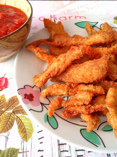 Una foto de Cintas de pollo empanado con tomate especiado