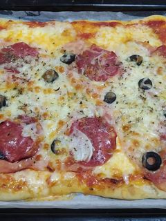 Una foto de Pizza casera con salchichón de pavo😋