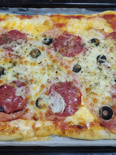 Una foto de Pizza casera con salchichón de pavo😋