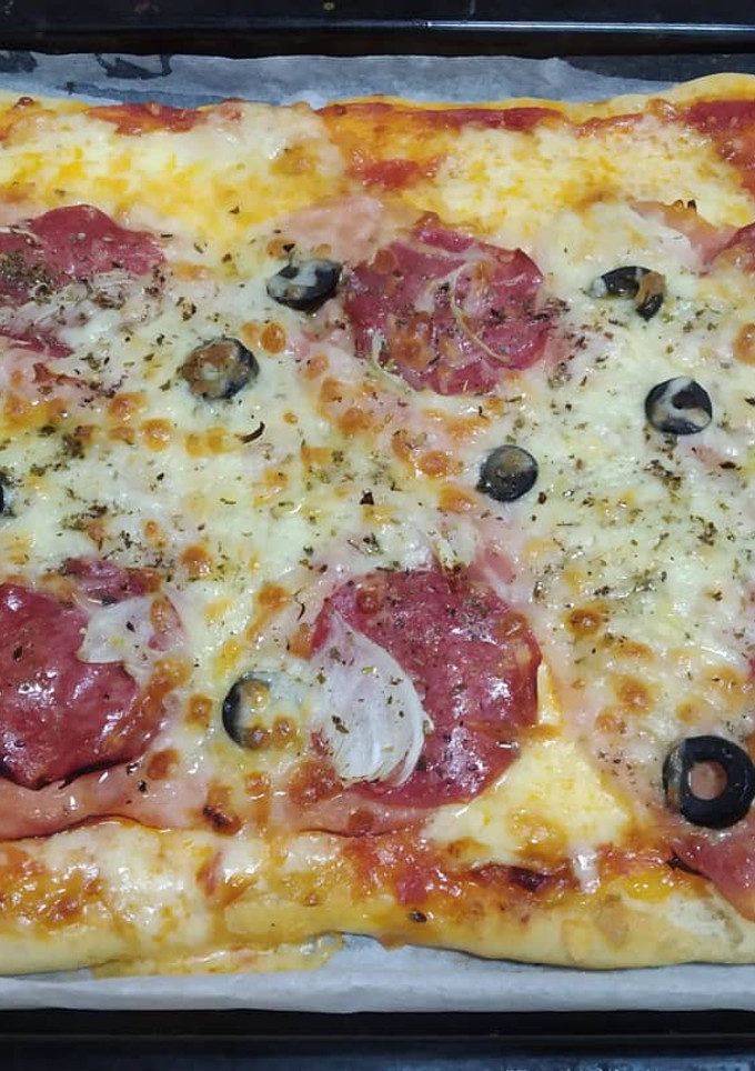 Una foto de Pizza casera con salchichón de pavo😋