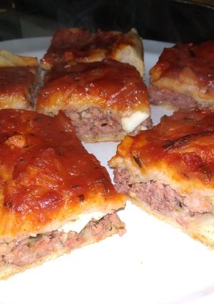 Una foto de Pizza rellena de carne