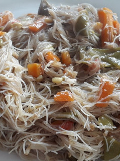 Una foto de Wok de verduras y fideos de arroz 😋