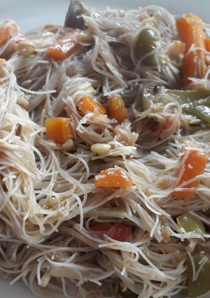 Una foto de Wok de verduras y fideos de arroz 😋