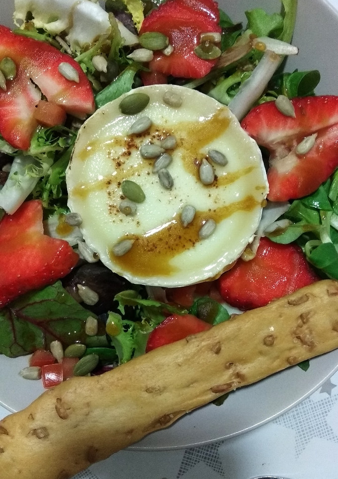 Una foto de Ensalada de fresones, queso de cabra y vinagreta de miel