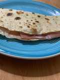 Piadina con prosciutto crudo e stracciatella