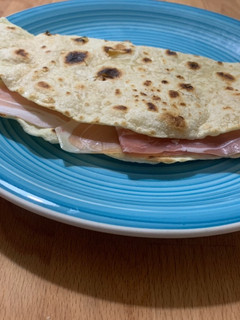 Foto di Piadina con prosciutto crudo e stracciatella