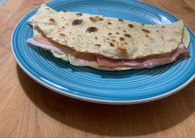 Piadina con prosciutto crudo e stracciatella