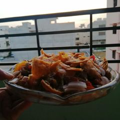 A picture of Samosa chaat.