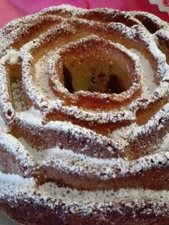Foto di Ciambella a fiore con crema di latte