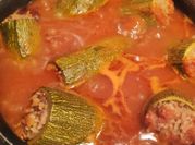 Una foto de zucchini relleno con carne