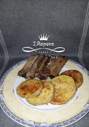 Una foto de 🐷costillas al horno con patatas🐷