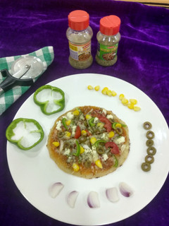 सूजी पेप्पी पिज़्ज़ा (Suji peppi pizza recipe in Hindi) रेसिपी मुख्य फोटो