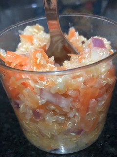 Una foto de Ensalada de quinoa, zanahoria y cebolla... una entrada perfecta!!