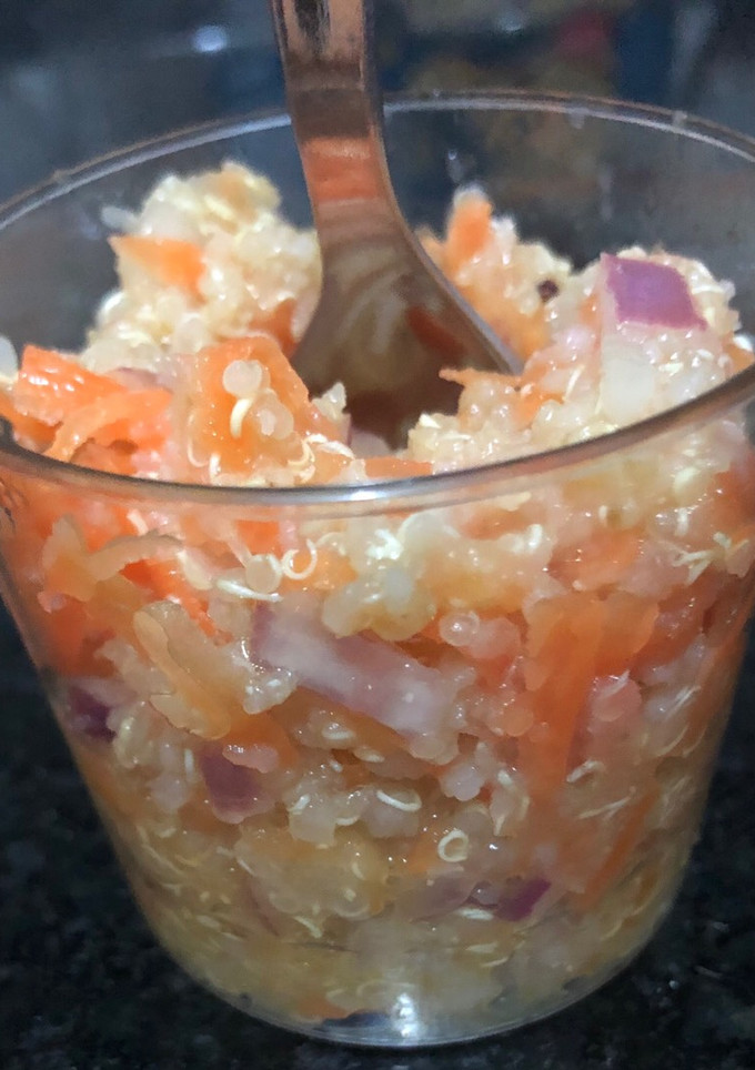 Una foto de Ensalada de quinoa, zanahoria y cebolla... una entrada perfecta!!