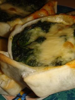 Una foto de Canastitas de espinaca, salsa blanca y queso 