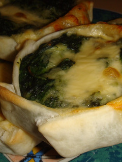 Una foto de Canastitas de espinaca, salsa blanca y queso