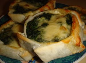 Una foto de Canastitas de espinaca, salsa blanca y queso 