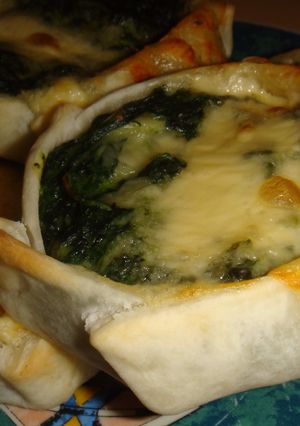 Una foto de Canastitas de espinaca, salsa blanca y queso 